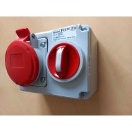   Famatel Falon kívüli táp-doboz kapcsolóval 3P+N+F 16A 380V IP54